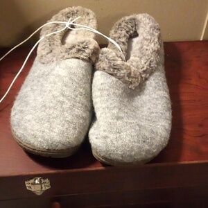 NWOT - Dearfoams Grey Soft Slip On House Shoes - Size Small (5-6)